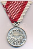 1917. "Károly Ezüst Vitézségi Érem II. osztálya" ezüstözött bronz kitüntetés modern mellsz...