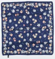 Striessnig kék alapon virágos selyem kendő, kézzel szegett, jelzett, 52x50 cm