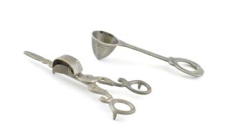 Festett bronz kanócvágó olló és gyertyakoppintó, jelzés nélkül, h: 14-16 cm