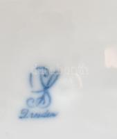 Dresden porcelán bonbonier virág plasztikákkal, sérülésekkel, jelzéssel, d: 13 cm