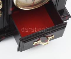 Zenélő ékszer szekrény, műanyag házzal, sérült,17x17x11,5 cm