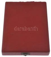 1954. "Jó munkáért BTSB 1954" fém plakett "Romák Éva" gravírozással, sérült tokb...