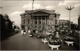 Budapest VIII. Nemzeti Színház (Népszínház) A Blaha Lujza téren, automobilok, autóbuszok, villamos. Képzőművészeti Alap Kiadóvállalat