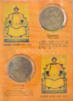 Kína DN A Csin-dinasztia 12 uralkodóját ábrázoló fém emlékérem szett, kínai és angol nyelvű gyűjtőalbumban T:UNC China ND Commemorative medallion set depicting 12 Emperors of the Qing dynasty in chinese-english language binder C:UNC