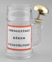 "Csengetésre kérem utántölteni!" feliratos üveg söröskorsó csengővel, 0,5 l, m: 16 cm
