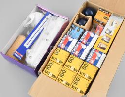 Hagyományos izzók: 15W 1 db, 25W 4 db, 40W 1 db, 60W 12 db (közte 2 kék), 100W 1 db, 150W 4 db, 200W 1db; energiatakarékos: 24W 2 db, 11W fénycső 2 db. Össz. 28 db, két dobozban.