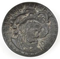 Férfi alakkal díszített öntöttvas kis kínáló, tartóval, jelzés nélkül, d: 10,5 cm