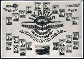 1976 Ikarus szocialista brigád tablója, pecséttel jelzett fotó, 8,5×12 cm