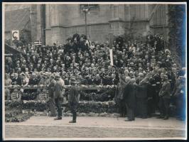 1940 Kolozsvár, Horthy Miklós beszédét hallgatják a jelenlévő meghívottak, olasz és magyar katonai vezetők, politikusok, közjogi méltóságok, fotó, 18×23,5 cm