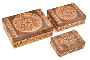 3 db-os fadoboz szett, pirográf díszítéssel, 11,5x8x4 cm - 17,5x13x6 cm