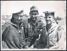 1945 Magyar katona szovjet tengerészekkel, Szendrő István (1908-2000) pecséttel jelzett fotója, szélén törésnyomok, 18×24 cm