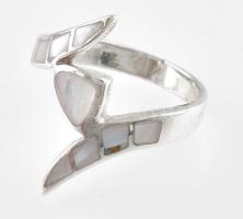 Ezüst(Ag) gyűrű gyöngyház berakással, jelzett, méret: 54, bruttó: 3,4 g