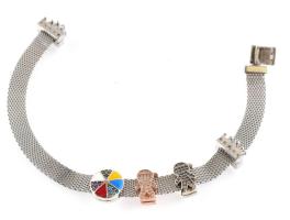 Ezüst(Ag) karkötő Pandora jelzéssel, 5 db charmmal, h: 19 cm, bruttó: 20,26 g