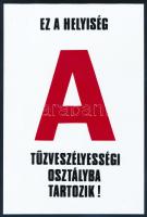 2 darab "Ez a helyiség A tűzveszélyességi osztályba tartozik!" feliratú műanyag tábla, 25x17 cm