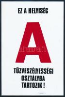 2 darab "Ez a helyiség A tűzveszélyességi osztályba tartozik!" feliratú műanyag tábla, 25x...
