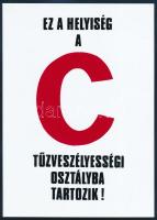 2 darab "Ez a helyiség C tűzveszélyességi osztályba tartozik!" feliratú műanyag tábla, 25x...