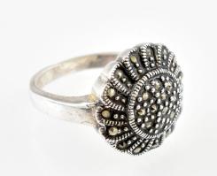 Ezüst(Ag) gyűrű markazitokkal kirakva, jelzett, méret: 52, bruttó: 4,8 g