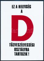 2 darab "Ez a helyiség D tűzveszélyességi osztályba tartozik!" feliratú műanyag tábla, 25x...