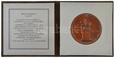 Lapis András (1942-) 2001. "Mátyás király" bronz plakett dísztokban, a szegedi lovasszobor felavatására (83mm) T:UNC