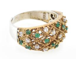 Aranyozott ezüst(Ag) gyűrű zöld és fehér kövekkel, jelzett, méret: 59, bruttó: 5,6 g
