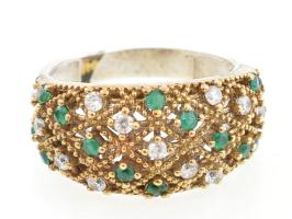 Aranyozott ezüst(Ag) gyűrű zöld és fehér kövekkel, jelzett, méret: 59, bruttó: 5,6 g