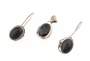 Ezüst(Ag) fülbevalópár és függő, szintetikus kék kővel, medál jelzett, bruttó: 10,6 g