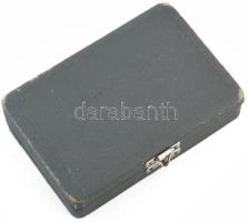 Régebbi fém szemvizsgáló optikai eszköz, rácsavarható menetes szárral, jelzés nélkül, bélelt dobozba...