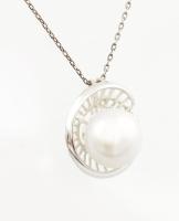 Ezüst(Ag) nyaklánc tenyésztett gyönggyel díszített medállal, jelzett, h: 48 cm, bruttó: 4,6 g