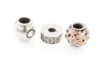 Ezüst(Ag) charm, 3 db, jelzéssel és jelzés nélkül, bruttó: 6,9 g