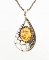 Ezüst(Ag) csavart nyaklánc borostyános medállal, jelzett, h: 48 cm, bruttó: 12,5 g