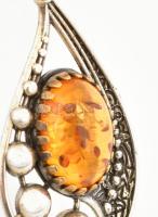 Ezüst(Ag) csavart nyaklánc borostyános medállal, jelzett, h: 48 cm, bruttó: 12,5 g