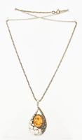 Ezüst(Ag) csavart nyaklánc borostyános medállal, jelzett, h: 48 cm, bruttó: 12,5 g