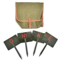 Katonai fém égtájjelző tábla készlet, táskájábsan