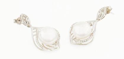 Ezüst(Ag) csepp alakú fülbevalópár tenyésztett gyöngy díszítéssel, jelzett, h: 3 cm, bruttó: 6,3 g