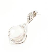 Ezüst(Ag) csepp alakú fülbevalópár tenyésztett gyöngy díszítéssel, jelzett, h: 3 cm, bruttó: 6,3 g