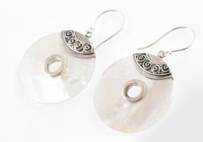 Ezüst(Ag) fülbevalópár gyöngyház díszítéssel, jelzett, d: 2,5 cm, bruttó: 5,2 g