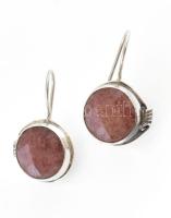 Ezüst(Ag) fülbevalópár gyökér rubinnal, jelzett, d: 1,5 cm, bruttó: 8,6 g