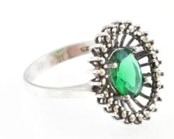 Ezüst(Ag) gyűrű zöld kővel, jelzett, méret: 56, bruttó: 3,8 g