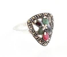 Ezüst(Ag) gyűrű gyökér rubinnal és smaragddal, jelzett, méret: 56, bruttó: 4,6 g