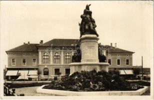 1931 Makó, Korona szálloda, Hősök szobra, Virágüzlet, Zombory és Kolonich üzlete, fényképész. Weinstock E. 836.