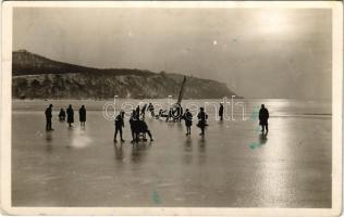 1941 Balaton, Téli sportélet, fakutya, jégvitorla. Kiadja Monostory György 1 sz. (fl)