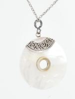 Ezüst(Ag) nyaklánc gyöngyházas medállal, jelzett, h: 42 cm, bruttó: 4,8 g