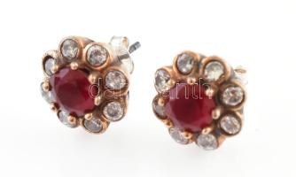 Ezüst(Ag) fülbevalópár piros kővel, jelzett, d: 1,3 cm, bruttó: 5,5 g
