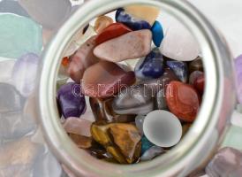 Egy üvegtálnyi vegyes féldrágakő, ásvány: macskaszem, tűrkíz, amestiszt, hegyi kristály, stb érdekes...