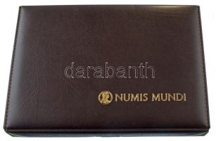 Barna műbőr borítású, zárható éremtartó mappa kulccsal, benne 5db tálcával, összesen 205db férőhelly...