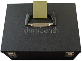 Fekete műbőr borítású, zárható éremtartó bőrönd kulcs nélkül, benne 10db tálcával, összesen 592db fé...