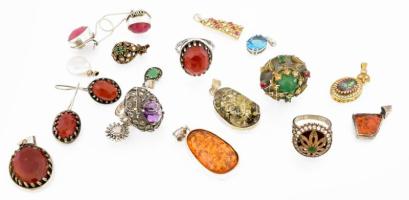 Ezüst(Ag) vegyes ékszercsomag (rubin, smaragd, karneol, borostyán), jelzéssel és jelzés nélkül, bruttó: 119,7 g