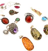 Ezüst(Ag) vegyes ékszercsomag (rubin, smaragd, karneol, borostyán), jelzéssel és jelzés nélkül, brut...