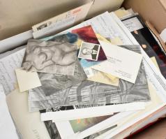 Bényi Ildikó festő és családjára vonatkozó nagy doboznyi rendezetlen irat, fotó, levélhagyaték