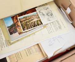 Bényi Ildikó festő és családjára vonatkozó nagy doboznyi rendezetlen irat, fotó, levélhagyaték